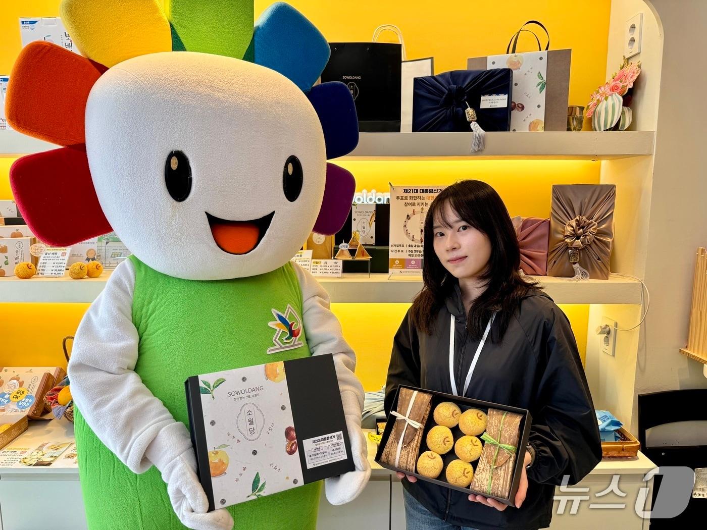 본문 이미지 - 울산시 선거관리위원회는 제21대 대통령선거 투표참여를 독려하기 위해 지역 향토기업과의 협업 홍보활동을 펼친다고 26일 밝혔다.&#40;울산시 선관위 제공. 재판매 및 DB 금지&#41; /뉴스1