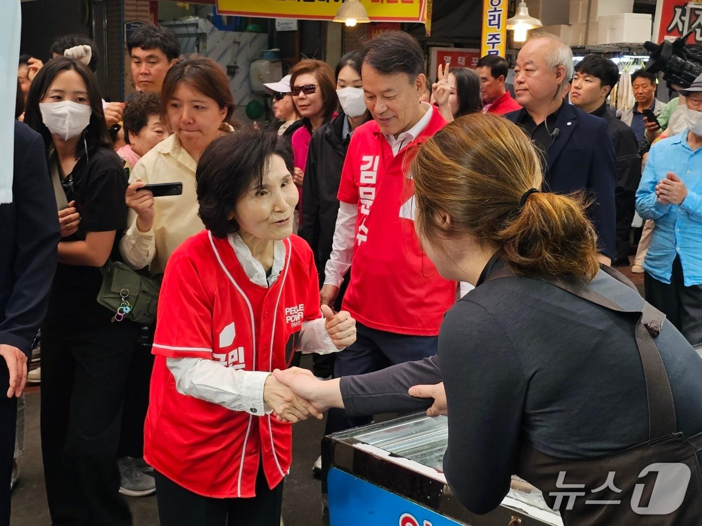본문 이미지 - 김문수 국민의힘 대통령 후보의 배우자인 설난영 여사가 26일 마산어시장을 찾아 상인과 인사를 나누고 있다. ⓒ 뉴스1 박민석 기자