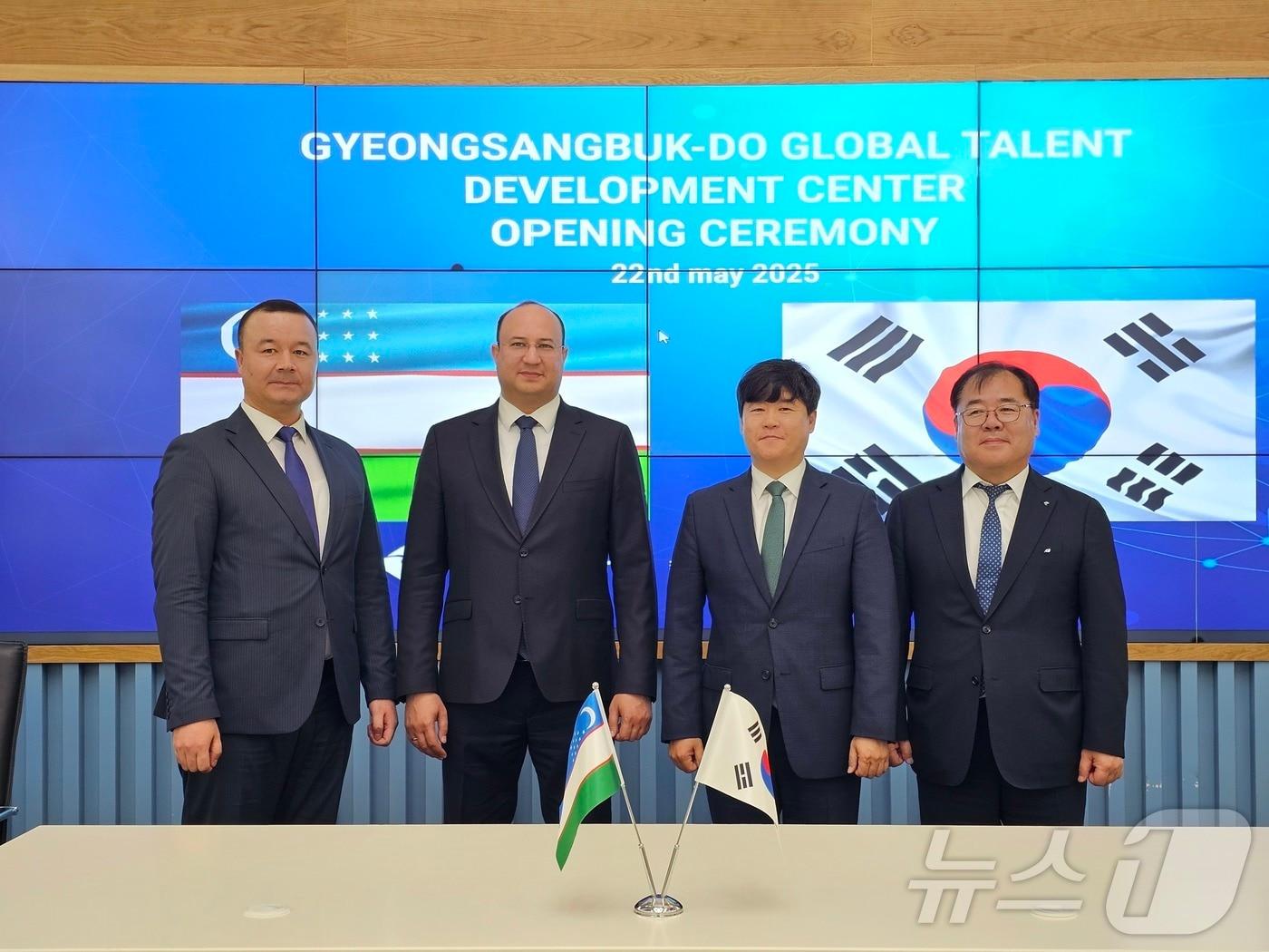 본문 이미지 - 경북도는 광역형 비자 시행에 대응해 해외 인재 유치 거점을 마련하기 위해 우즈베키스탄 타슈켄트에 ‘경북도 해외인재유치센터를 개소 했다. (왼쪽부터 INNO TP 우룬보예프 사드리딘 코밀조노비치 부원장, 우즈베키스탄 고등교육과학혁신부 오타벡 마흐카모프 무흐토리비치 차관, 정성현 지방시대정책국장, 하인성 (재)경북테크노파크 원장) ⓒ News1 김대벽기자