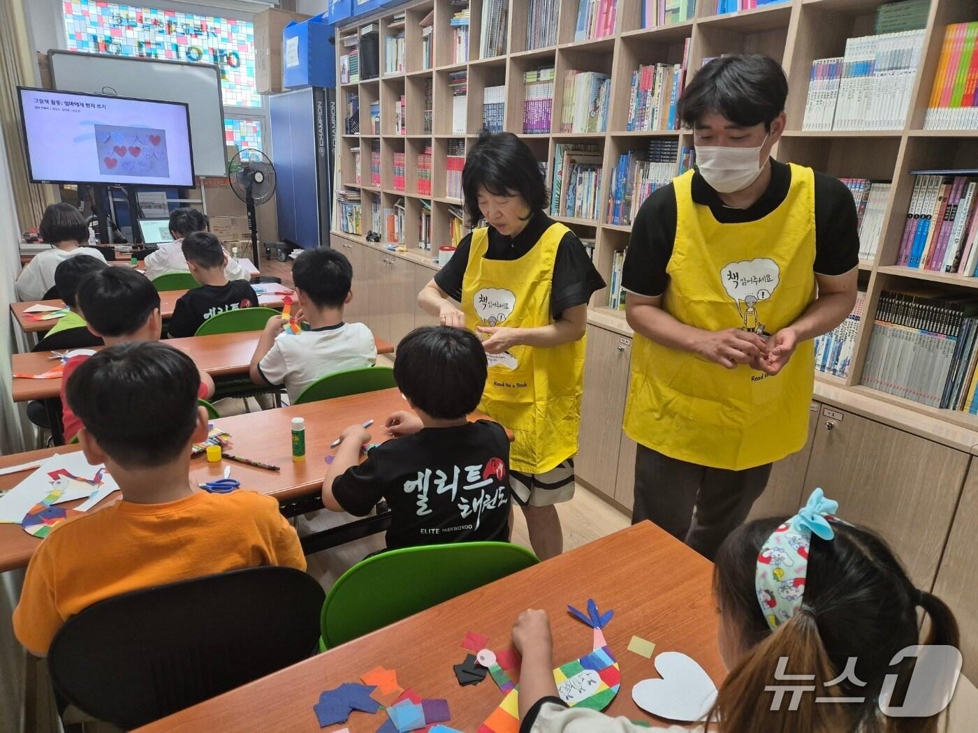 본문 이미지 - 광주 양벌도서관이 지난해 ‘도서관과 함께 책 읽기’ 사업을 통해 진행한 맞춤형 독서프로그램 모습.(광주시 제공)