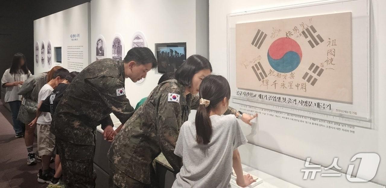 본문 이미지 - 공군사관학교는 충북 청주시의 아동복지시설 아동들을 초청해 '천문대 마하콘서트'를 개최했다.(청주시 제공. 재판매 및 DB금지)/뉴스1