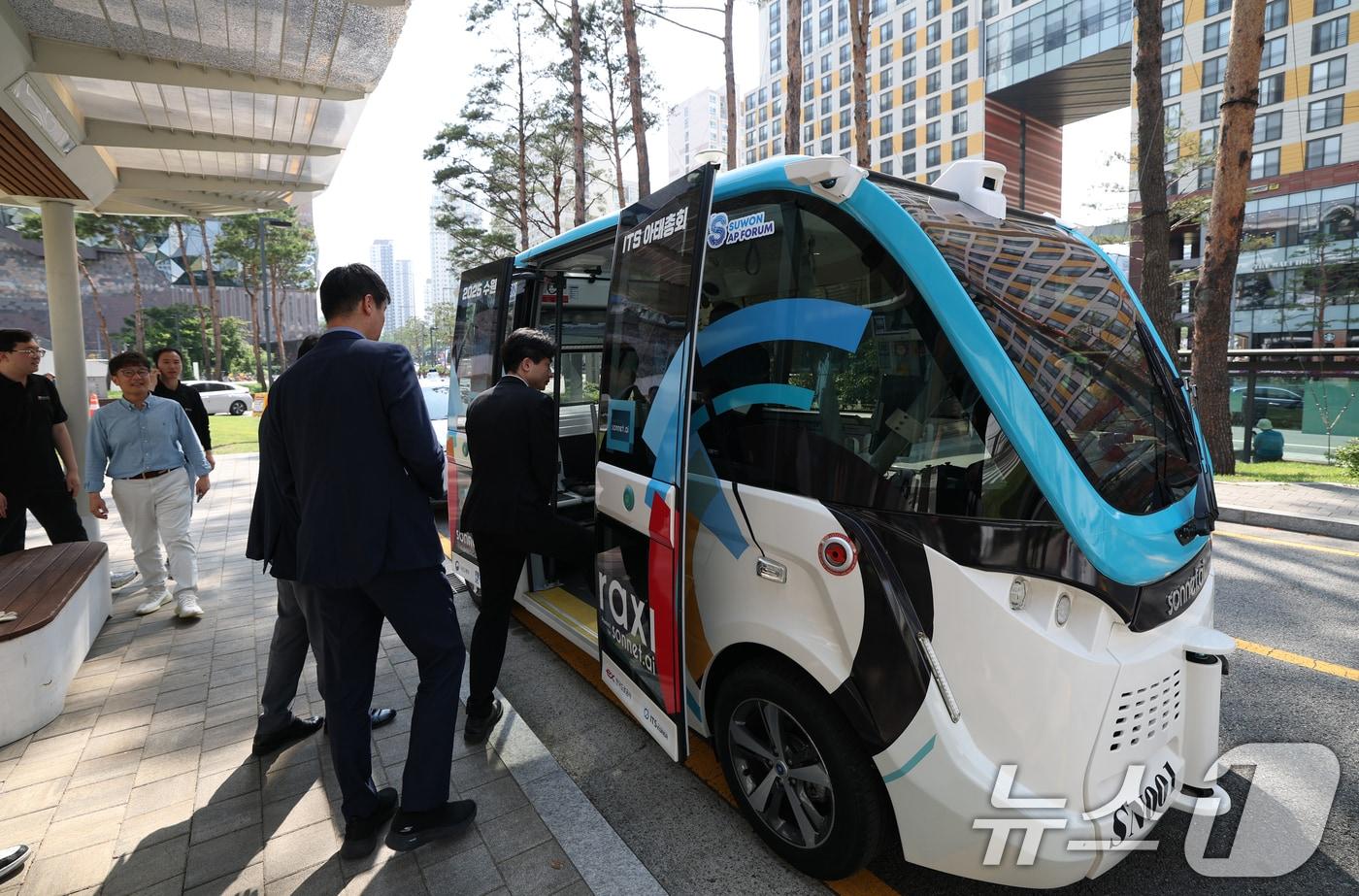 제20회 &#39;지능형 교통체계&#40;ITS&#41; 아시아태평양총회&#39; 개막을 이틀 앞둔 26일 오후 경기 수원시 영통구 수원컨벤션센터 앞에서 자율주행차량이 시운전을 하고 있다. 2025.5.26/뉴스1 ⓒ News1 김영운 기자