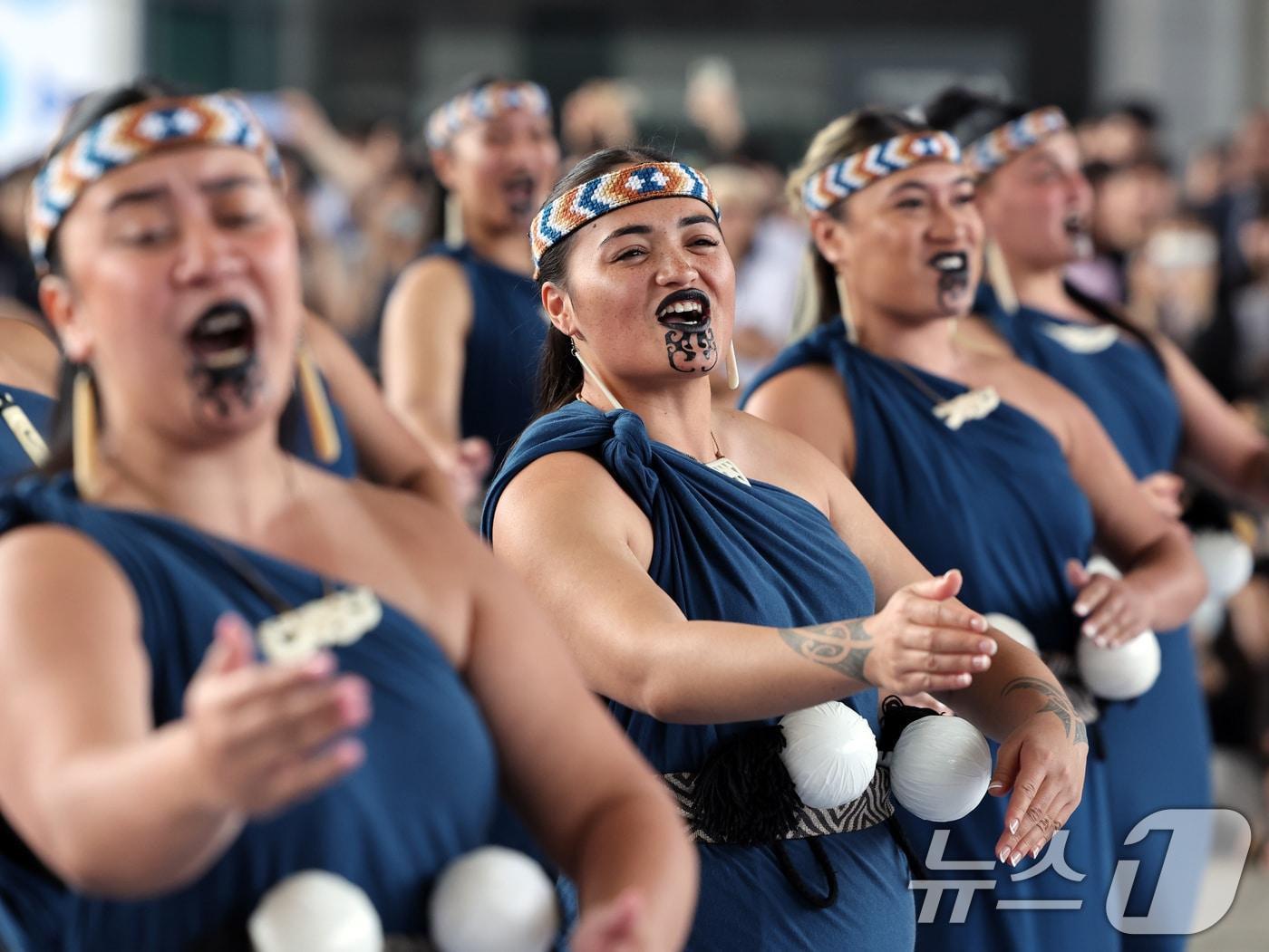 본문 이미지 - 26일 오후 서울 용산구 국립중앙박물관 열린마당에서 그룹 '히와(HIWA)'가 '마나 모아나-신성한 바다의 예술, 오세아니아' 특별전 기념 마오리 '카파 하카(kapa haka)' 공연을 선보이고 있다. '카파 하카'는 노래, 연주, 춤을 아우르는 마오리의 대표적인 공연예술이다. 카파는 '그룹'을, 하카는 '춤'을 뜻하며, 마오리들이 노래와 춤으로 자신들의 전통과 폴리네시아 문화의 정체성을 표현하는 중요한 방식이다. 2025.5.26/뉴스1 ⓒ News1 황기선 기자