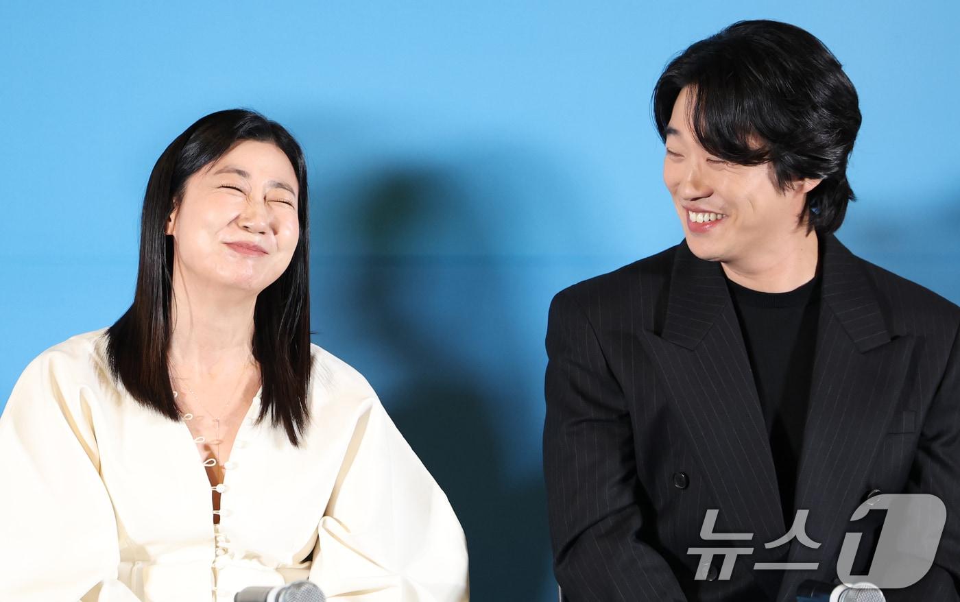 배우 라미란과 안재홍(오른쪽)이 26일 서울 용산구 CGV용산아이파트몰에서 열린 영화 '하이파이브‘(감독 강형철) 언론시사회에 참석해 미소를 짓고 있다. '하이파이브'는 장기이식으로 우연히 각기 다른 초능력을 얻게 된 다섯 명이 그들의 능력을 탐하는 자들과 만나 벌어지는 이야기를 그린 코믹 액션 활극이다. 2025.5.26/뉴스1 ⓒ News1 권현진 기자