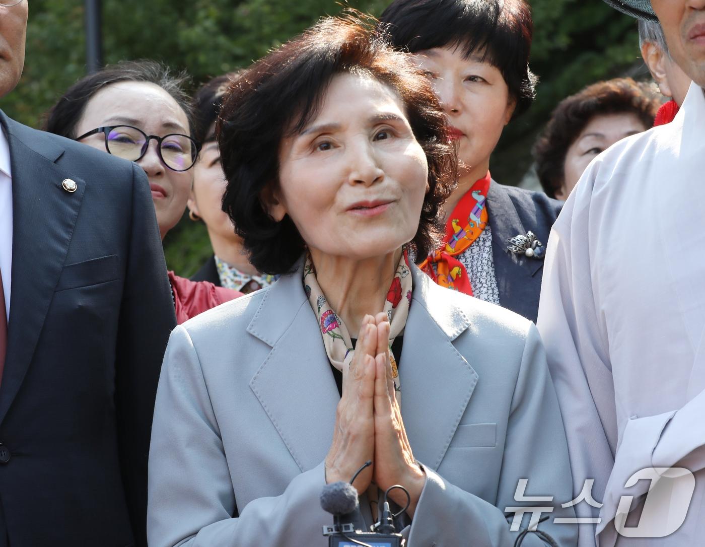 본문 이미지 - 김문수 국민의힘 대통령 후보 부인 설난영 여사가 26일 오후 부산 금정구 범어사 안양암을 방문해 백브리핑을 하고 있다. 2025.5.26/뉴스1 ⓒ News1 윤일지 기자
