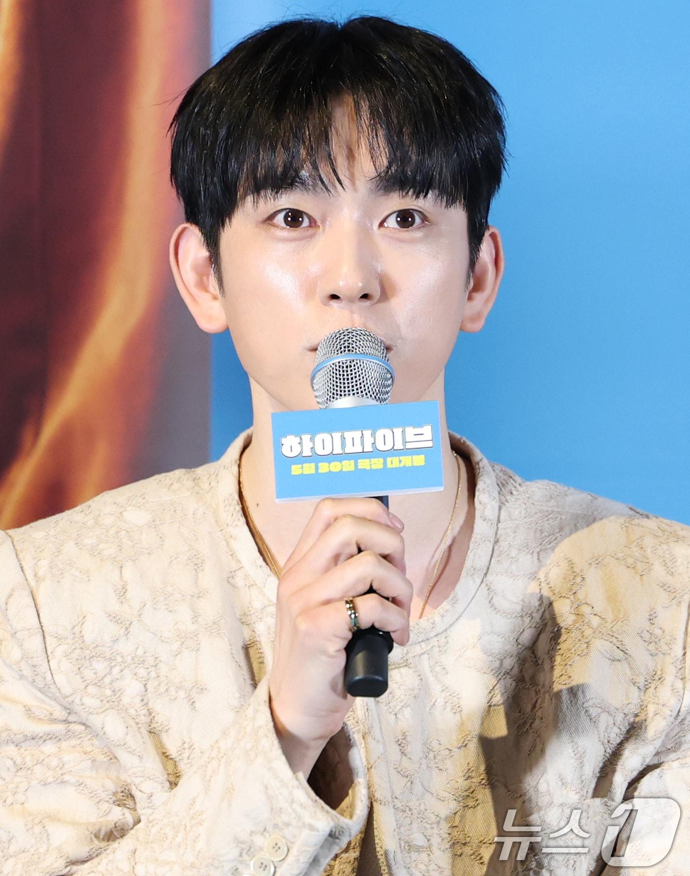 본문 이미지 - 배우 박진영이 26일 서울 용산구 CGV용산아이파트몰에서 열린 영화 '하이파이브‘(감독 강형철) 언론시사회에 참석해 인사말을 하고 있다. '하이파이브'는 장기이식으로 우연히 각기 다른 초능력을 얻게 된 다섯 명이 그들의 능력을 탐하는 자들과 만나 벌어지는 이야기를 그린 코믹 액션 활극이다. 2025.5.26/뉴스1 ⓒ News1 권현진 기자