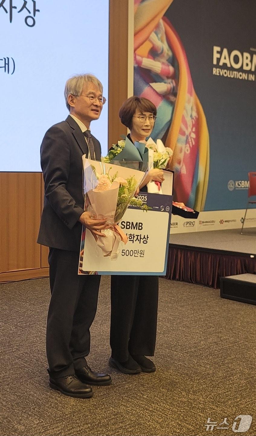 본문 이미지 -  한남대학교 생명시스템과학과 이진아 교수가 ‘2025년 대한생화학분자생물학회&#40;KSBMB&#41; 여성 생명과학자상’ 수상자로 선정됐다. &#40;한남대 제공.재판매 및 DB금지&#41;/뉴스1