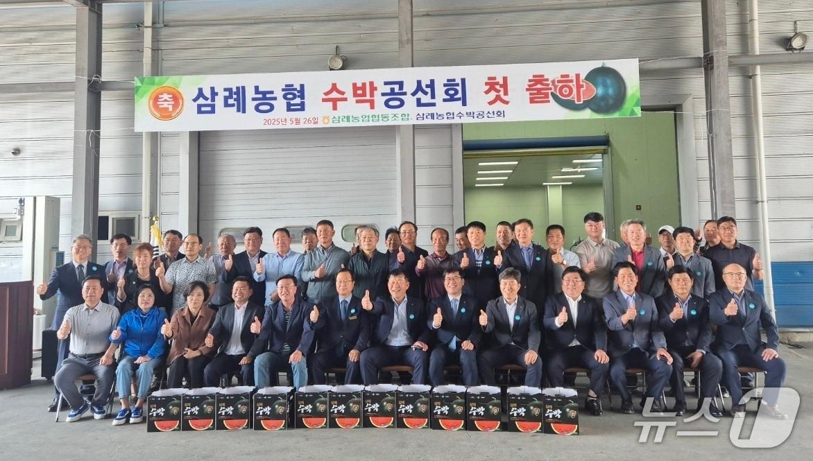 본문 이미지 - 26일 삼례농협 산지유통센터에서 '삼례수박' 출하 기념식이 개최됐다.(완주군 제공. 재판매 및 DB금지)2025.5.26/뉴스1