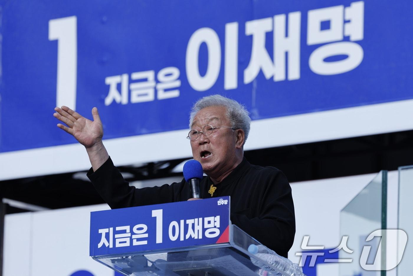 본문 이미지 - 배우 명계남 씨가 26일 오후 경기 남양주시 평내호평역 광장에서 이재명 더불어민주당 대통령 후보 지지연설을 하고 있다. 2025.5.26 ⓒ 뉴스1 안은나 기자