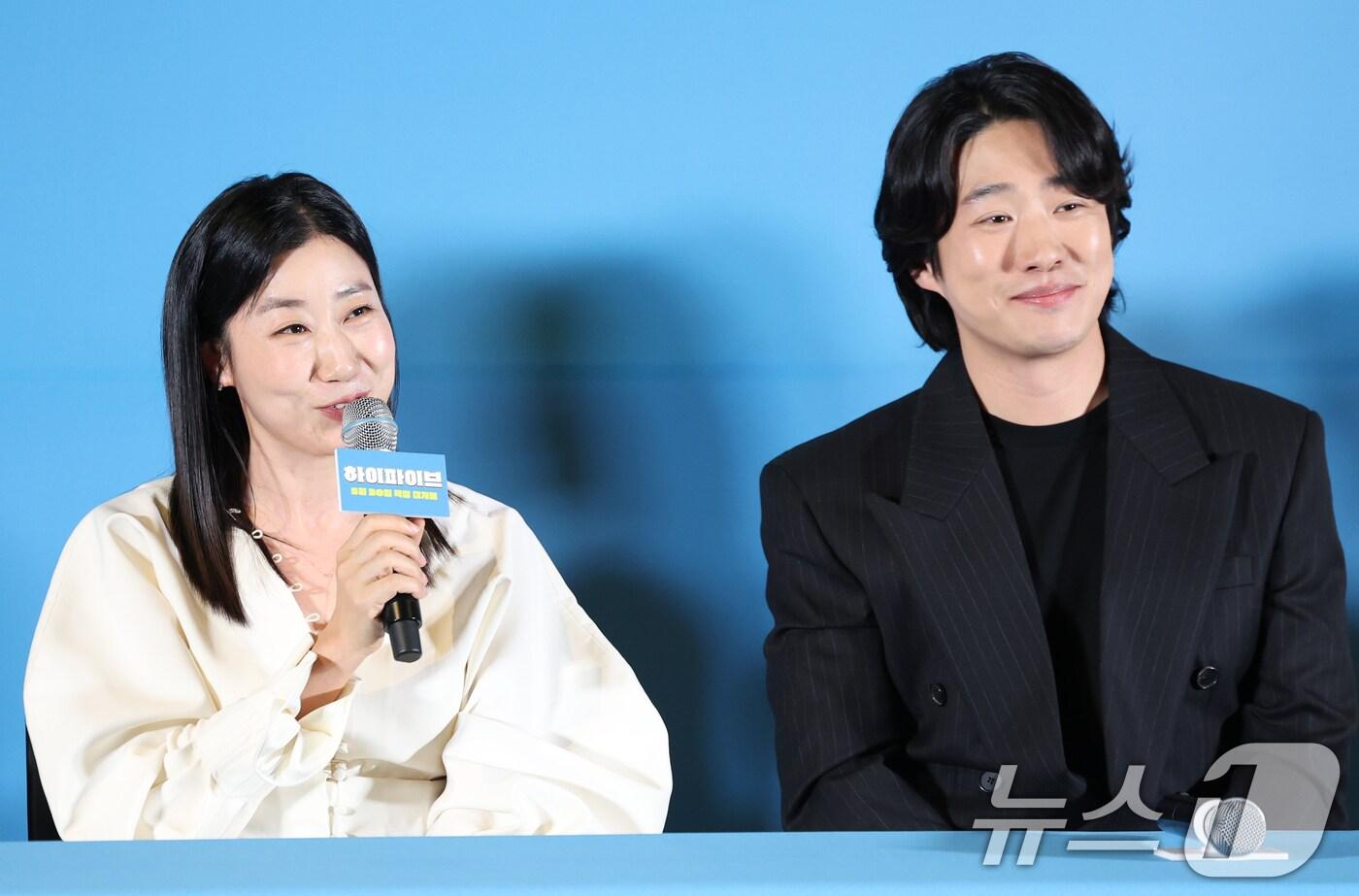 배우 라미란(왼쪽)이 26일 서울 용산구 CGV용산아이파트몰에서 열린 영화 '하이파이브‘(감독 강형철) 언론시사회에 참석해 '응팔'에서 엄마와 아들로 출연했던 안재홍과의 호흡에 대해 이야기 하고 있다. '하이파이브'는 장기이식으로 우연히 각기 다른 초능력을 얻게 된 다섯 명이 그들의 능력을 탐하는 자들과 만나 벌어지는 이야기를 그린 코믹 액션 활극이다. 2025.5.26/뉴스1 ⓒ News1 권현진 기자