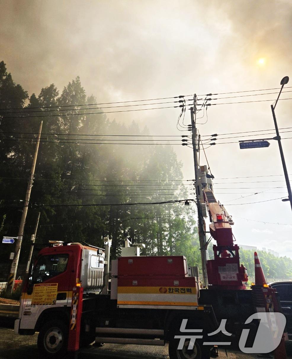 본문 이미지 - 한전 광주전남본부가 금호타이어 광주공장 화재 진화를 위해 비상전력을 공급하고 있다.(한전 광주전남 제공. 재판매 및 DB 금지) 