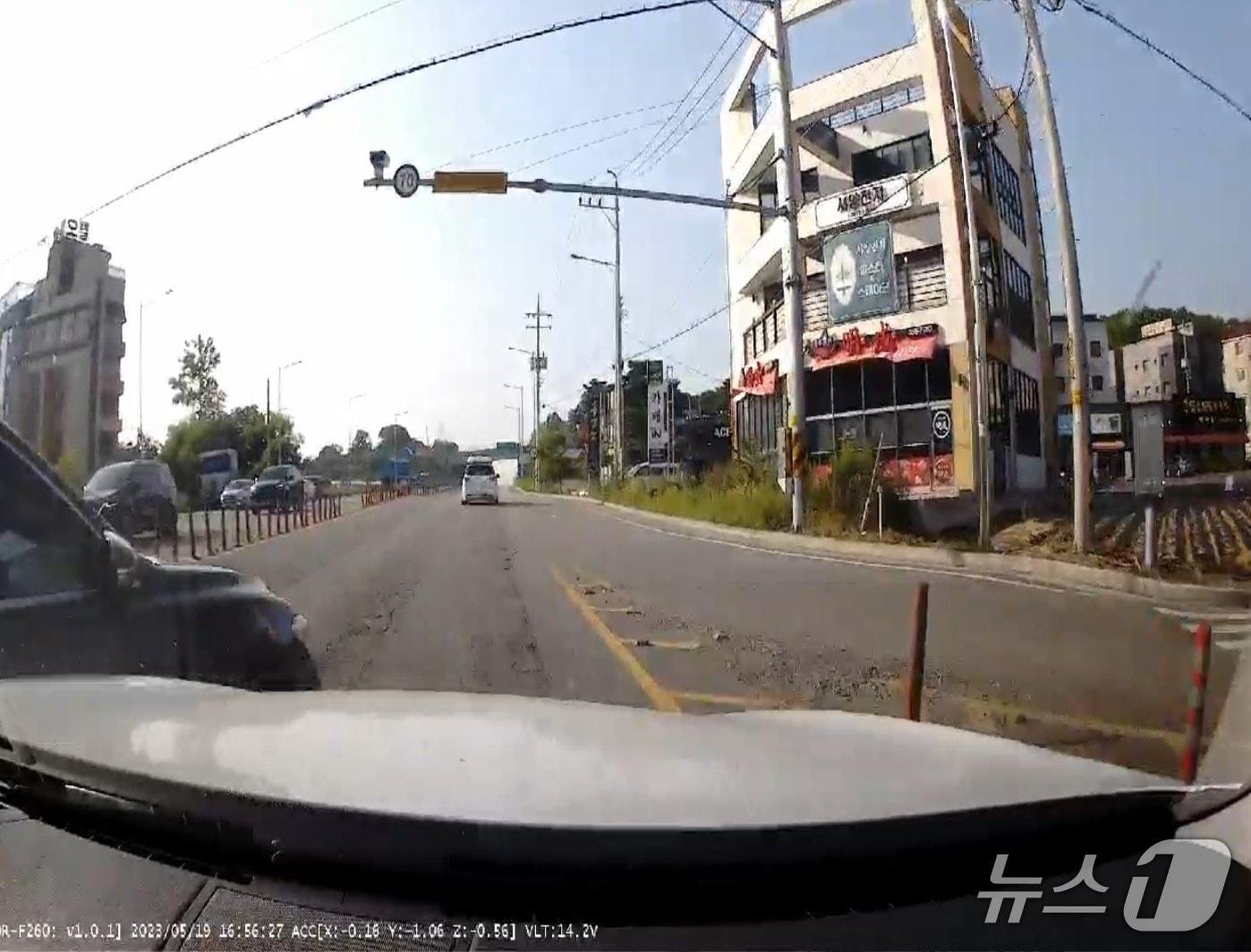 본문 이미지 - 보험금을 타내기 위해 고의로 교통사고를 일으키는 장면.(충남경찰청 제공. 재판매 및 DB금지)