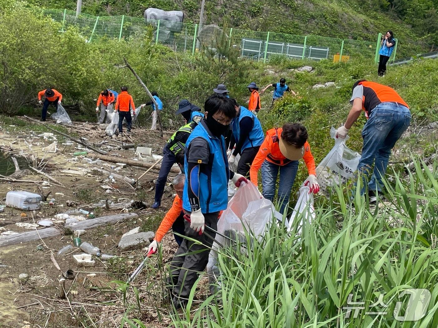 본문 이미지 - 26일 한국농어촌공사 무진장지사가 전북 장수군 천천저수지에서 정화활동을 전개하고 있다.(공사제공. 재판매 및 DB금지)2025.5.26/뉴스1