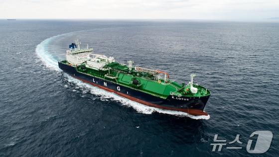 본문 이미지 - HD현대미포가 건조한 1만 8000㎥급 LNG벙커링선(HD현대 제공) 