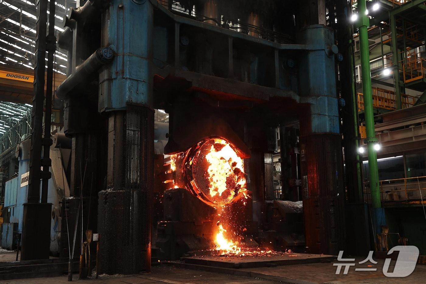 두산에너빌리티 창원본사 단조공장에 설치된 17000톤 프레스기가 신한울 3∙4 주기기 중 하나인 증기발생기 단조 소재 작업을 하고 있는 모습 자료사진&#40;두산에너빌리티 제공&#41;
