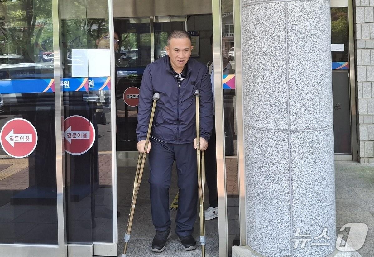 본문 이미지 - 명태균씨가 26일 창원지방법원에서 열린 정치자금법 위반 혐의 5차 공판에 출석한 뒤 오전 공판을 마치고 법정을 나서고 있다.2025.5.26/뉴스1 강정태 기자