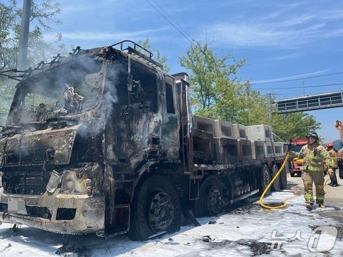 본문 이미지 -  26일 오후 12시35분께 대전 유성구 세동의 한 도로에서 주행 중이던 대형 화물차에 불이 나 20분 만에 꺼졌다.(대전소방본부 제공) /뉴스1