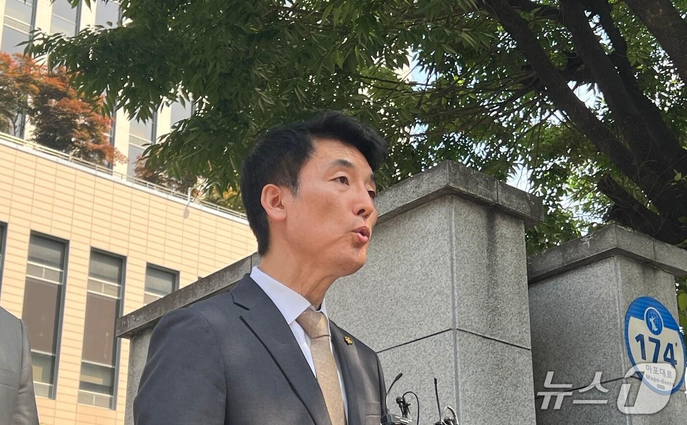 26일 오후 서울서부지방법원 정문 앞에서 이하상 변호사가 기자회견을 하고 있다. 2025.05.26/뉴스1 ⓒ 뉴스1 김민수 기자