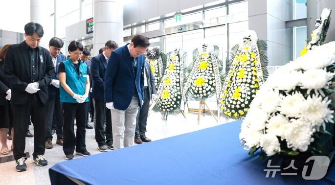 본문 이미지 - 서거석 전북교육감이 26일 1층 현관에 설치된 분향소에서 제주 중학교 교사의 안타까운 죽음을 애도했다.&#40;전북교육청 제공, 재판매 및 DB 금지&#41;/뉴스1