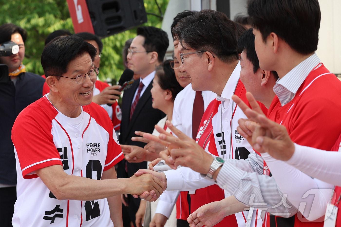 김문수 국민의힘 대통령 후보가 26일 경기 용인시 포은아트갤러리 광장에서 권성동 의원과 인사를 나누고 있다. (공동취재) 2025.5.26/뉴스1 ⓒ News1 이광호 기자