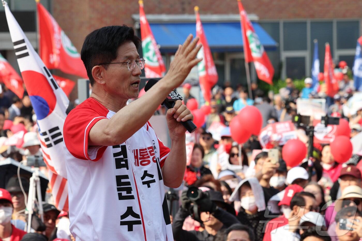 본문 이미지 - 김문수 국민의힘 대통령 후보가 26일 경기 용인시 포은아트갤러리 광장에서 유세를 하고 있다. (공동취재) 2025.5.26/뉴스1 ⓒ News1 이광호 기자