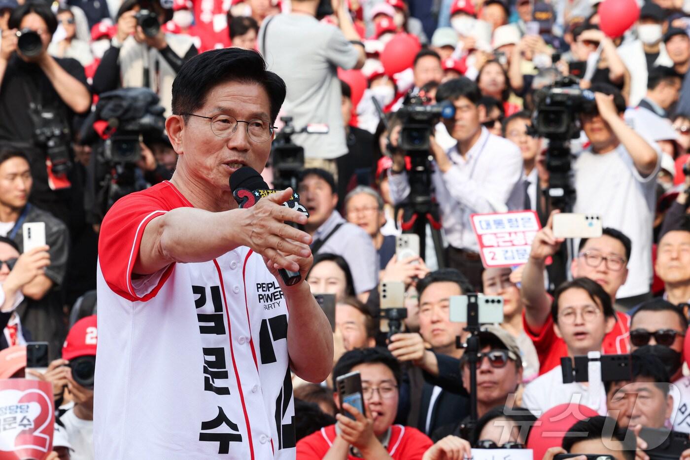 김문수 국민의힘 대통령 후보가 26일 경기 용인시 포은아트갤러리 광장에서 유세를 하고 있다. &#40;공동취재&#41; 2025.5.26/뉴스1 ⓒ News1 이광호 기자