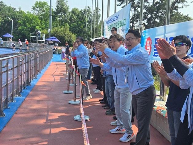 본문 이미지 - 김태형 부교육감을 비롯한 충북교육청 응원단이 전국소년체육대회 롤러 경기에 출전한 선수들을 응원하고 있다.(충북교육청 제공. 재판매 및 DB금지)/뉴스1