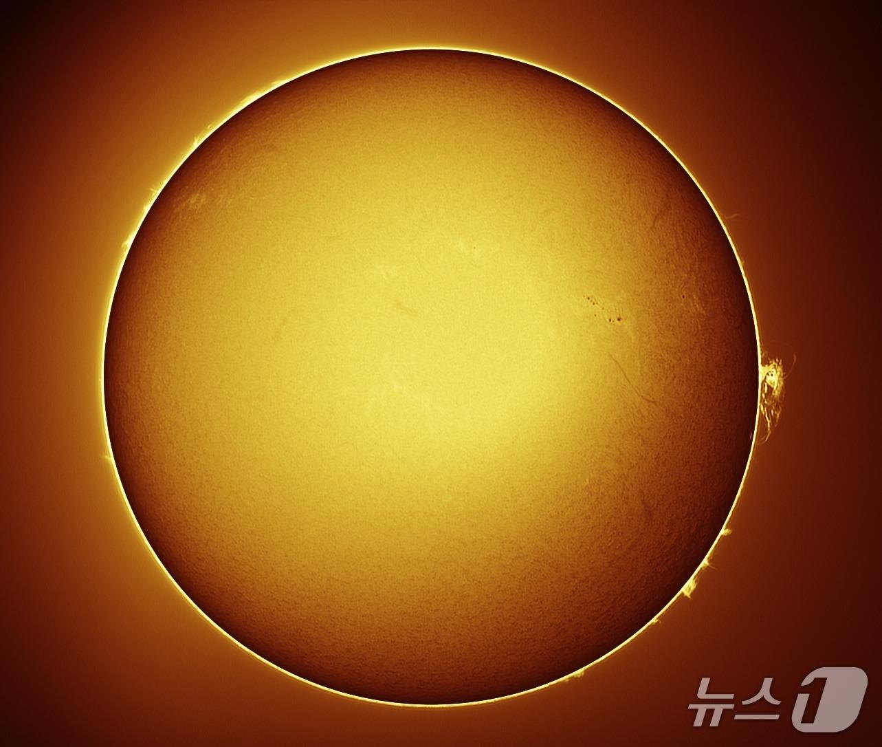 본문 이미지 - 태양 흑점과 홍염(인천 강화군 제공.재판매 및 DB금지)