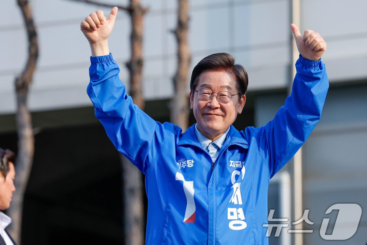 이재명 더불어민주당 대통령 후보가 26일 오후 경기 남양주시 평내호평역 광장을 찾아 유세를 마친 뒤 인사하고 있다. 2025.5.26/뉴스1 ⓒ News1 안은나 기자