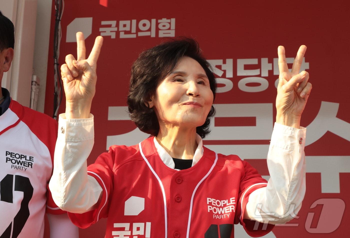 김문수 국민의힘 대통령 후보의 배우자 설난영 여사는 26일 저녁 울산 남구 수암시장을 찾아 김 후보 지지를 호소 하고 있다. 2025.5.26/뉴스1 ⓒ News1 김세은 기자