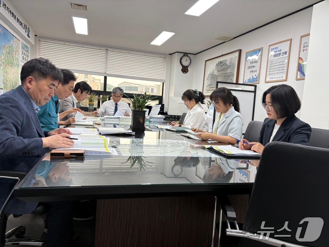 본문 이미지 - 고창군이 김영식 부군수 주재로 ‘2025년 상반기 지방재정 신속집행 추진상황 보고회’를 열고 지역경제 활성화와 민생안정에 나섰다.(고창군 제공, 재판매 및 DB금지) 