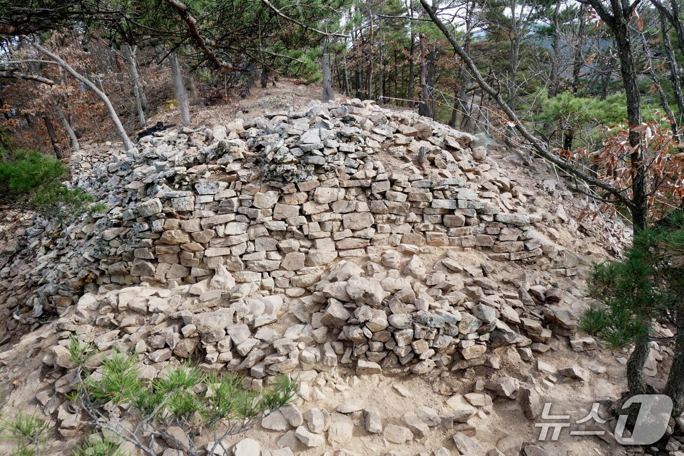 서쪽에서 촬영된 전북 무주 당산리 봉화유적 2호 봉화 전경(무주군 제공. 재판매 및 DB 금지)