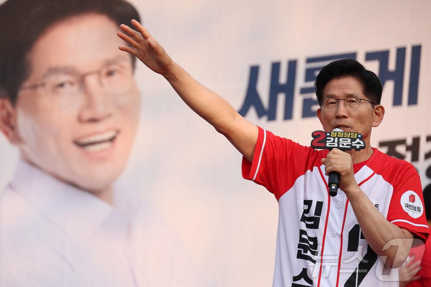 김문수 국민의힘 대통령 후보가 26일 오후 서울 도봉구 방학동 사거리 유세에서 유권자들에게 지지를 호소하고 있다. &#40;공동취재&#41; 2025.5.26/뉴스1 ⓒ News1 이광호 기자