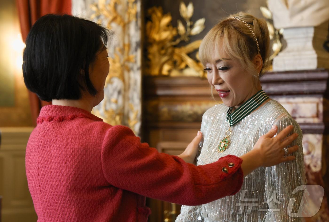 소프라노 조수미가 26일(현지시간) 프랑스 파리 오페라 코미크 극장(Op&eacute;ra Comique)에서 한국계 플뢰르 펠르렝 전 프랑스 문화부 장관에게 프랑스 문화예술공로훈장 최고 등급인 코망되르(Commandeur)를 수여받고 있다. 2025.5.26/뉴스1 ⓒ News1 이준성 기자