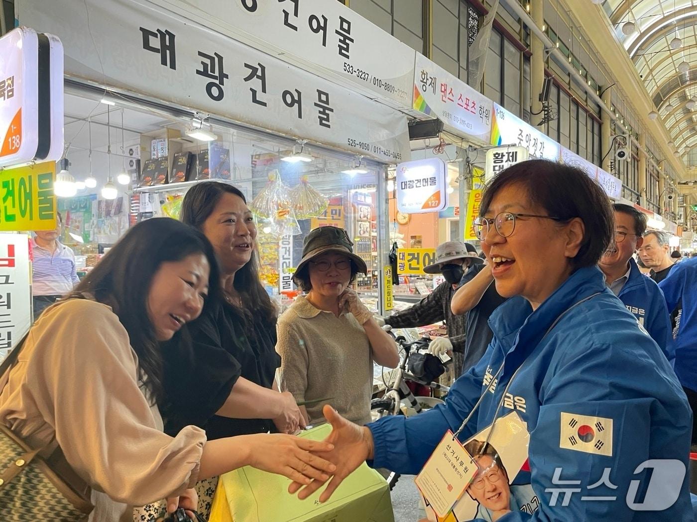 본문 이미지 - 정은경 더불어민주당 중앙총괄선대위원장이 26일 대전에서 이재명 후보 유세를 하고 있다.(더불어민주당 대전시당 제공, 재판매 및 DB 금지)/뉴스1