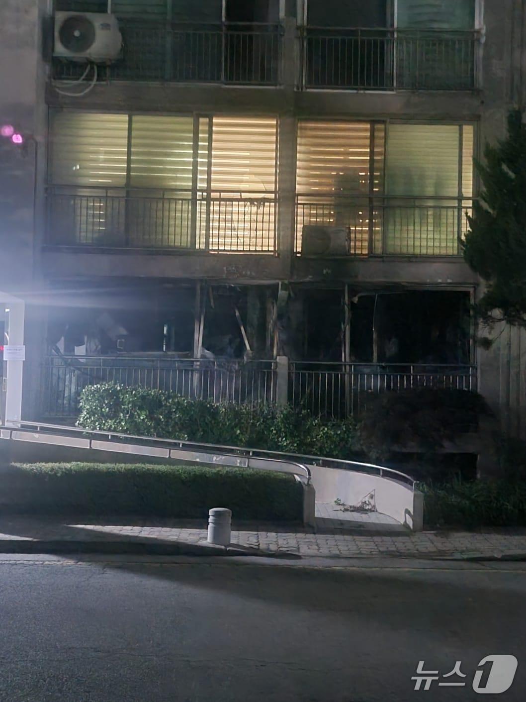 본문 이미지 - 26일 오후 5시21분께 대전 서구 갈마동의 한 15층 아파트 1층에서 불이 나 주민 20여명이 대피했다.(독자 제공) ⓒ 뉴스1