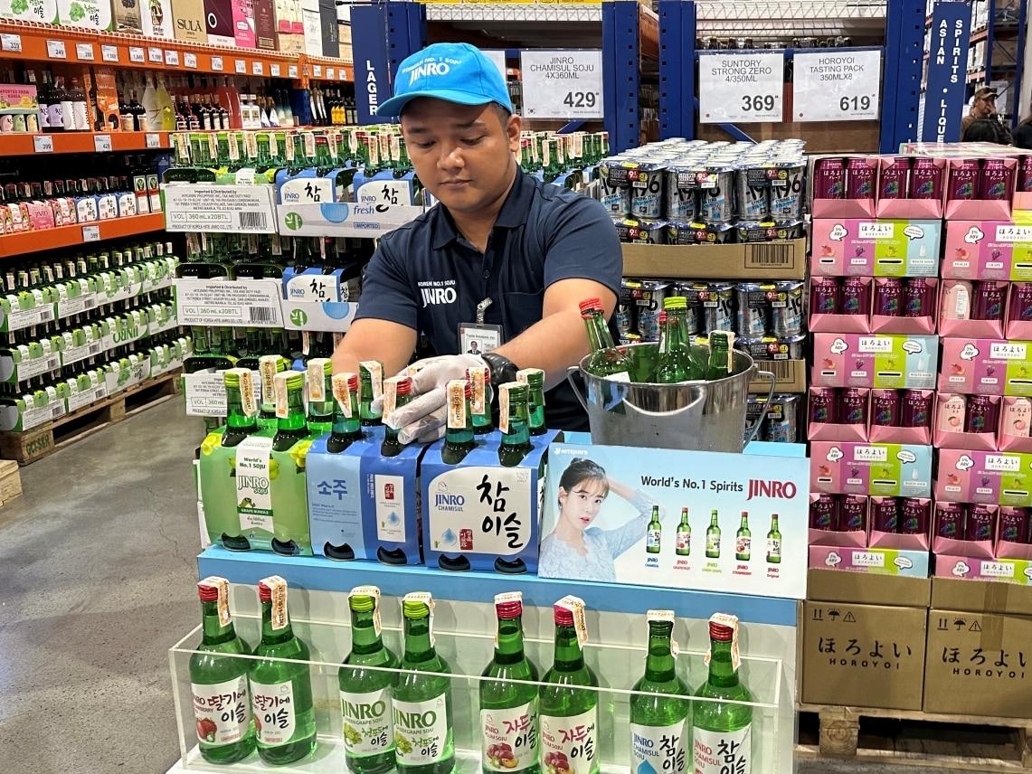 본문 이미지 - 필리핀 마닐라의 대형 회원제 마트 S&R에서 진로 관계자가 시음 행사를 진행하는 모습.&#40;하이트진로 제공&#41;