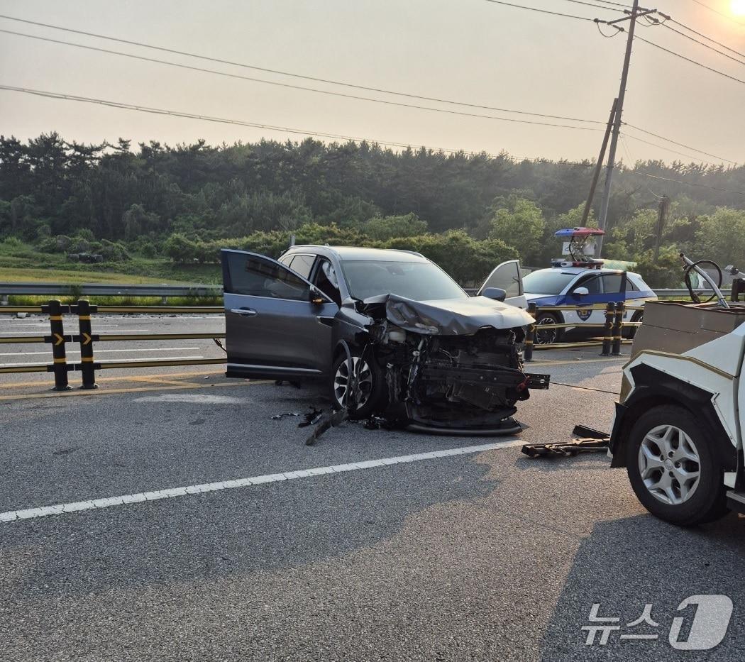 본문 이미지 - 태안 남면 신온리 교차로 교통사고 현장. (태안소방서 제공, 재판매 및 DB금지) / 뉴스1 