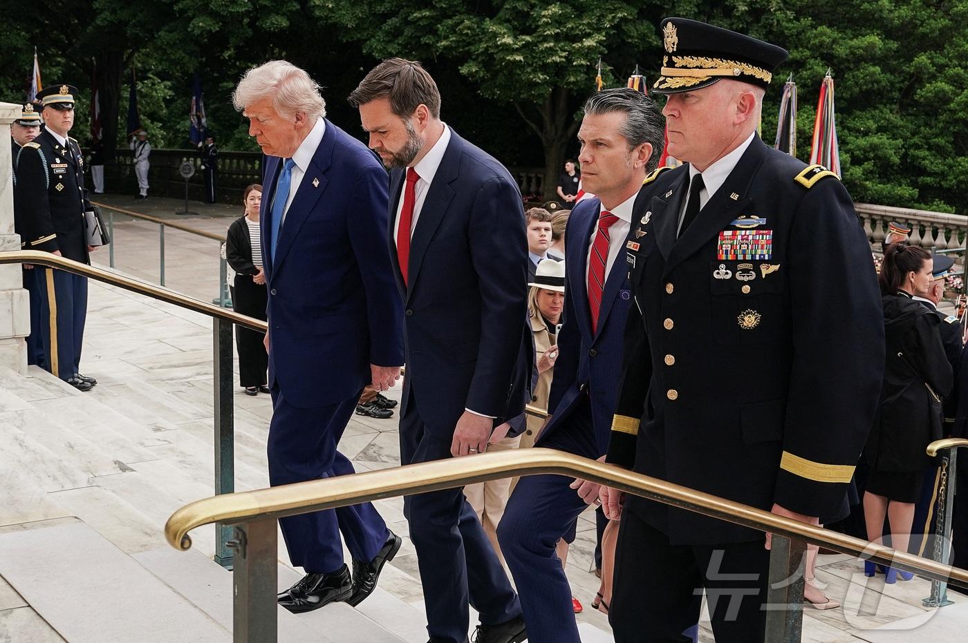 도널드 트럼프 미국 대통령, JD 밴스 부통령, 피트 헤그세스 국방부 장관이 26일&#40;현지시간&#41; 미국의 현충일인 &#39;메모리얼 데이&#39;&#40;매년 5월 마지막 주 월요일&#41;을 맞아 버지니아주 알링턴 국립묘지에서 열린 현충일 기념식에 참석하고 있다. 2025.05.26 ⓒ 로이터=뉴스1 ⓒ News1 류정민 특파원