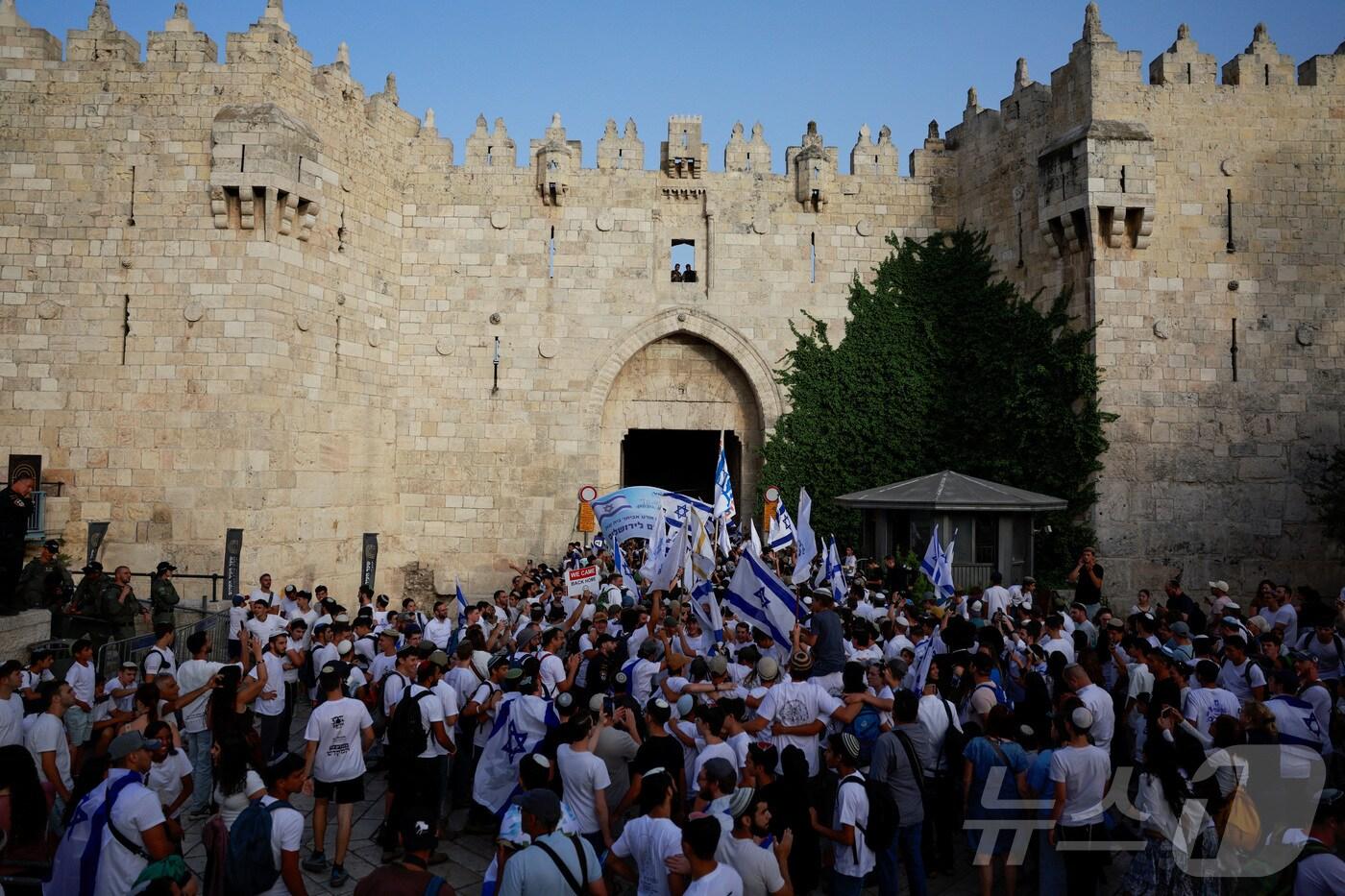 깃발 행진을 위해 예루살렘에 인파가 모인 모습. 2025. 05. 27 ⓒ 로이터=뉴스1 ⓒ News1 박우영 기자