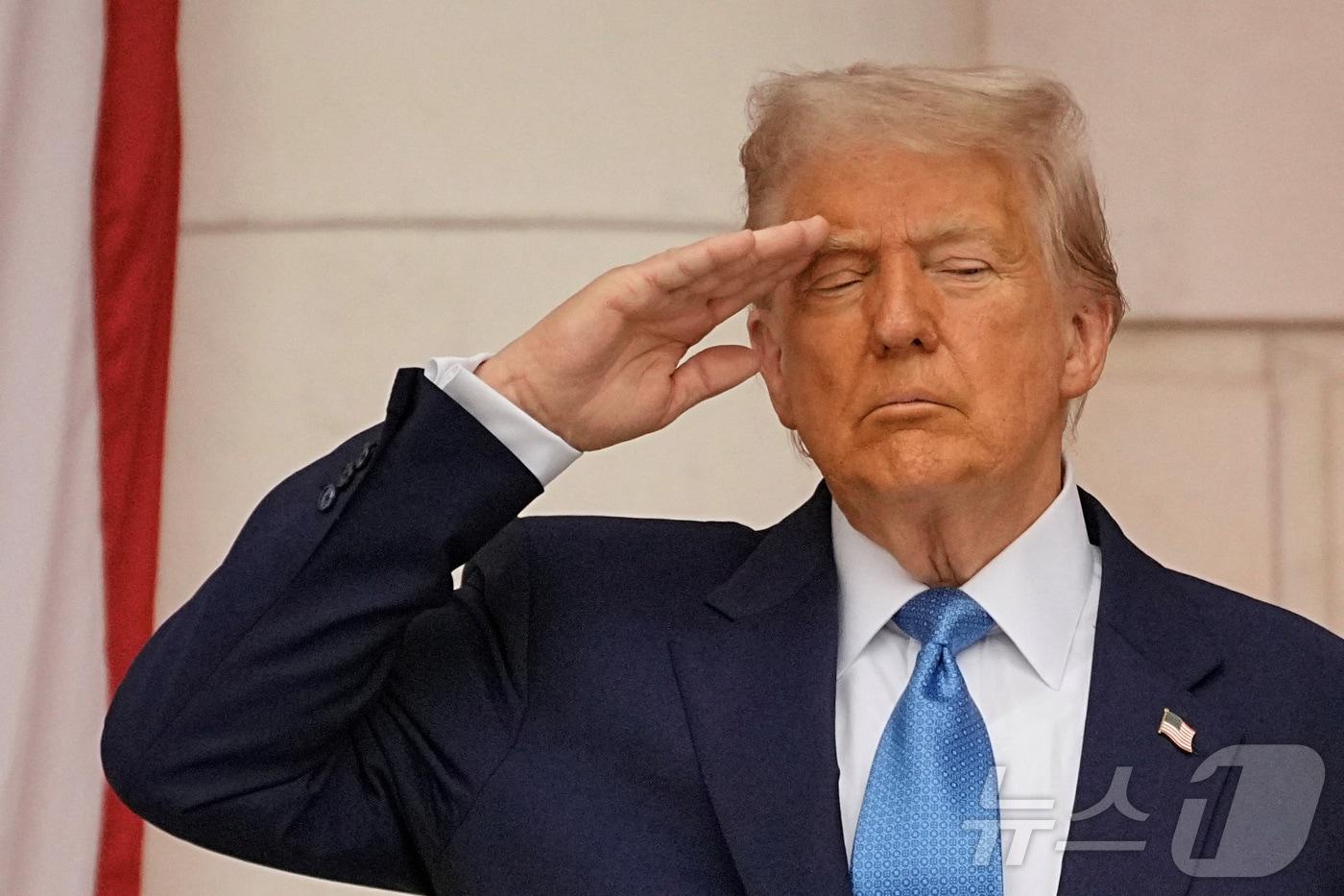 도널드 트럼프 미국 대통령이 26일(현지시간) 미국 버지니아주 알링턴 국립묘지에서 열린 '메모리얼 데이'(현충일) 행사에서 거수경례를 하고 있다. 2025. 05.26 ⓒ 로이터=뉴스1 ⓒ News1 류정민 특파원