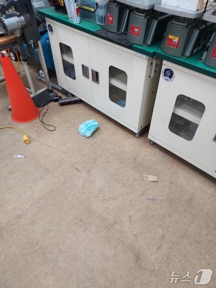 본문 이미지 - 26일 오후 9시 6분께 전북 익산시 금마면의 한 고등학교에서 학생들이 메틸알코올을 흡입하는 사고가 발생했다.(전북소방본부 제공. 재판매 및 DB금지) 