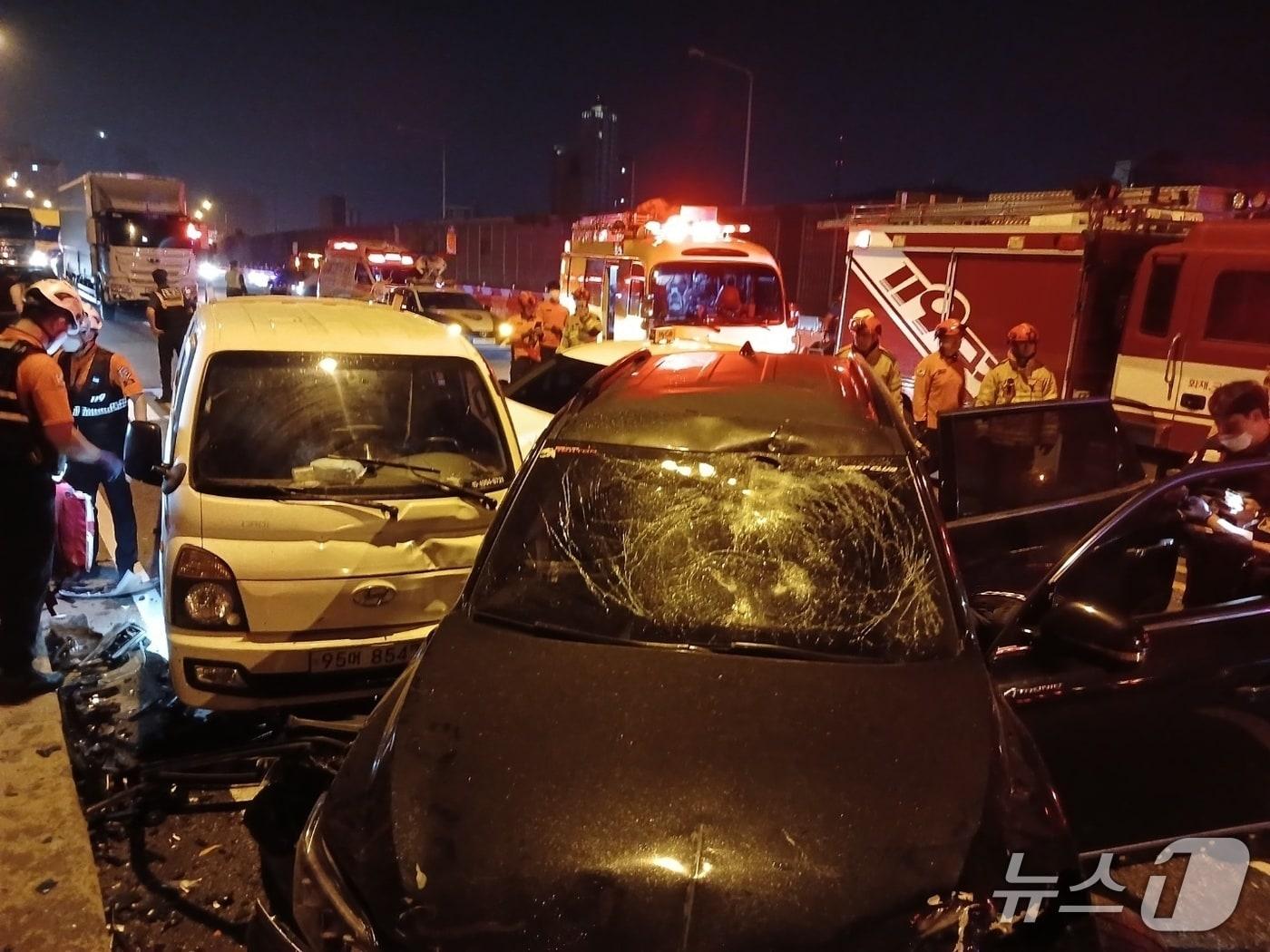 본문 이미지 - 사고현장&#40;인천소방본부 제공.재판매 및 DB금지&#41; / 뉴스1