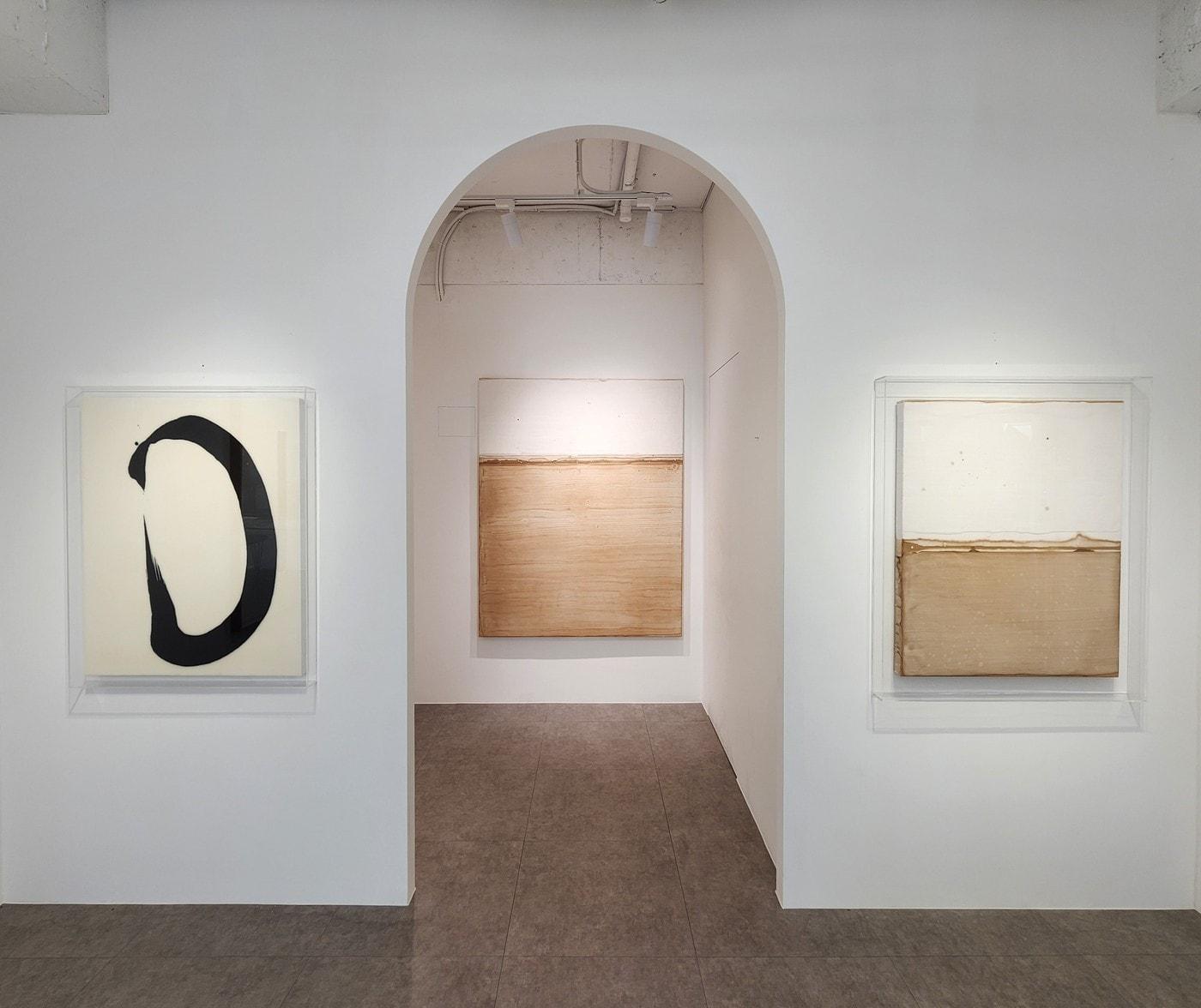 본문 이미지 - '침묵의 표면'展 전시 전경 (서울아트나우 갤러리 제공)