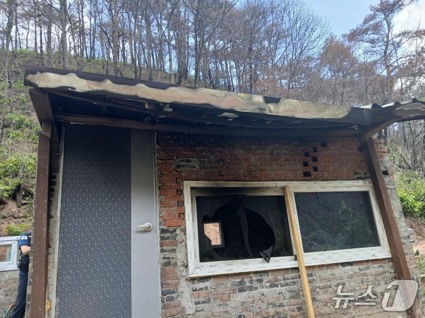 본문 이미지 - 26일 낮 12시 19분쯤 봉화군 봉성면 외삼리 한 양봉장에서 발생한 화재 현장 (경북소방본부 제공. 재판매 및 DB 금지)2025.5.27/뉴스1