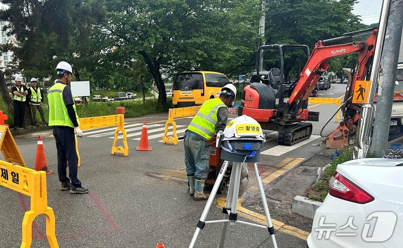 충북 괴산군 괴산읍 상수도 누수탐사 및 응급복구 모습.(괴산군 제공, 재판매 및 DB금지)/뉴스1