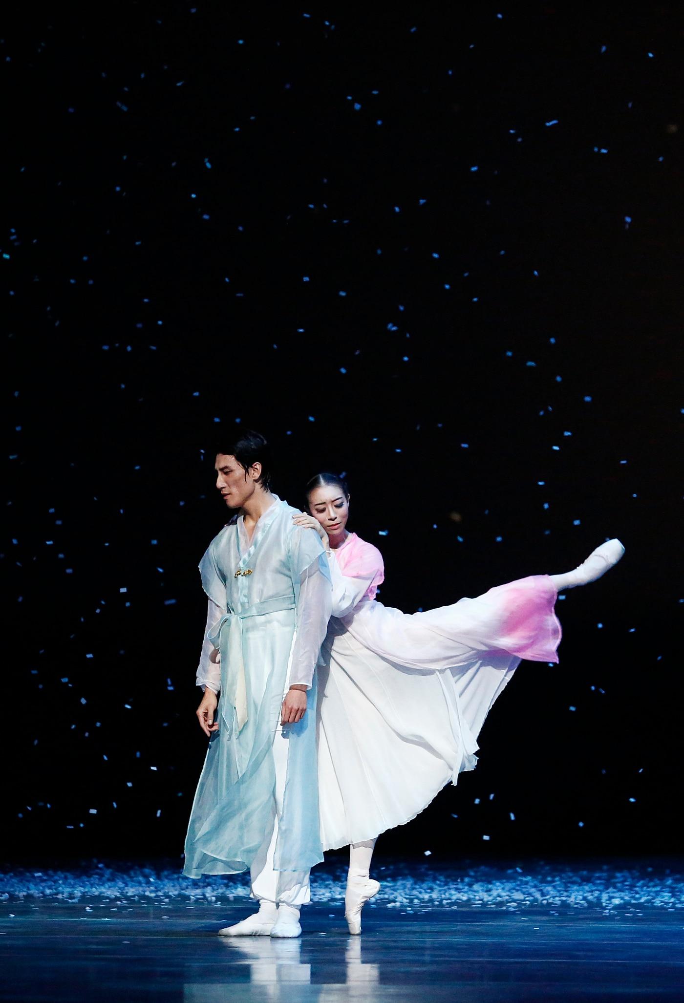 본문 이미지 - '발레 춘향' 중 이별 파드되를 선보이는 무용수 강미선, 이동탁ⓒLyeowon Kim(유니버설발레단 제공0