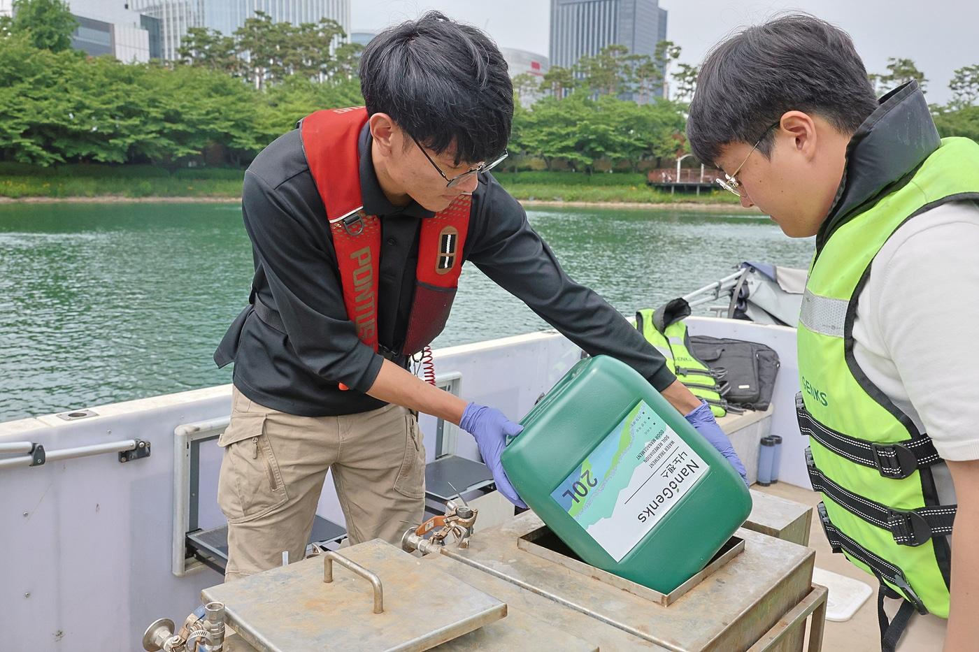 석촌호수 수질 정화 작업을 진행하는 모습&#40;롯데물산 제공&#41;