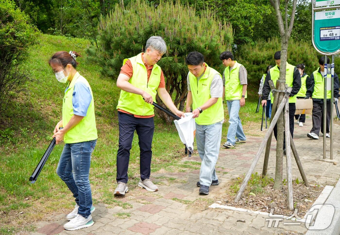 메디톡스 임직원들이 지난 23일 메디톡스 오송 3공장 인근에서 진행된 환경 캠페인 '쓰담쓰담 플로깅 DAY'에 참여해 생활쓰레기를 수거하고 있다.(메디톡스 제공)/뉴스1