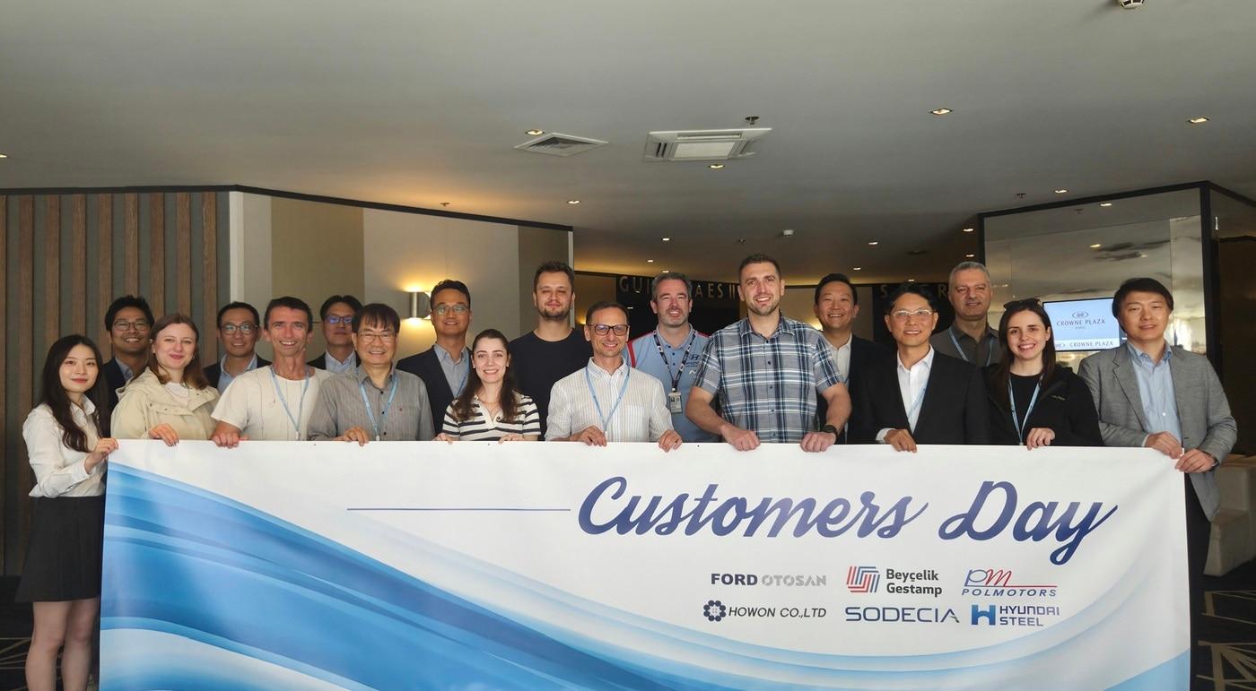 현대제철 및 글로벌 고객사 임직원들이 Customers Day 행사에서 단체로 기념촬영을 하고 있다.(현대제철 제공) 